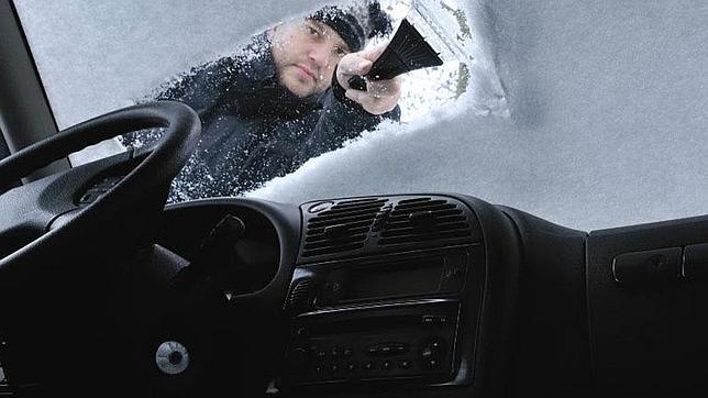 El frío y el parabrisas de su vehículo, consejos prácticos para quitar el hielo